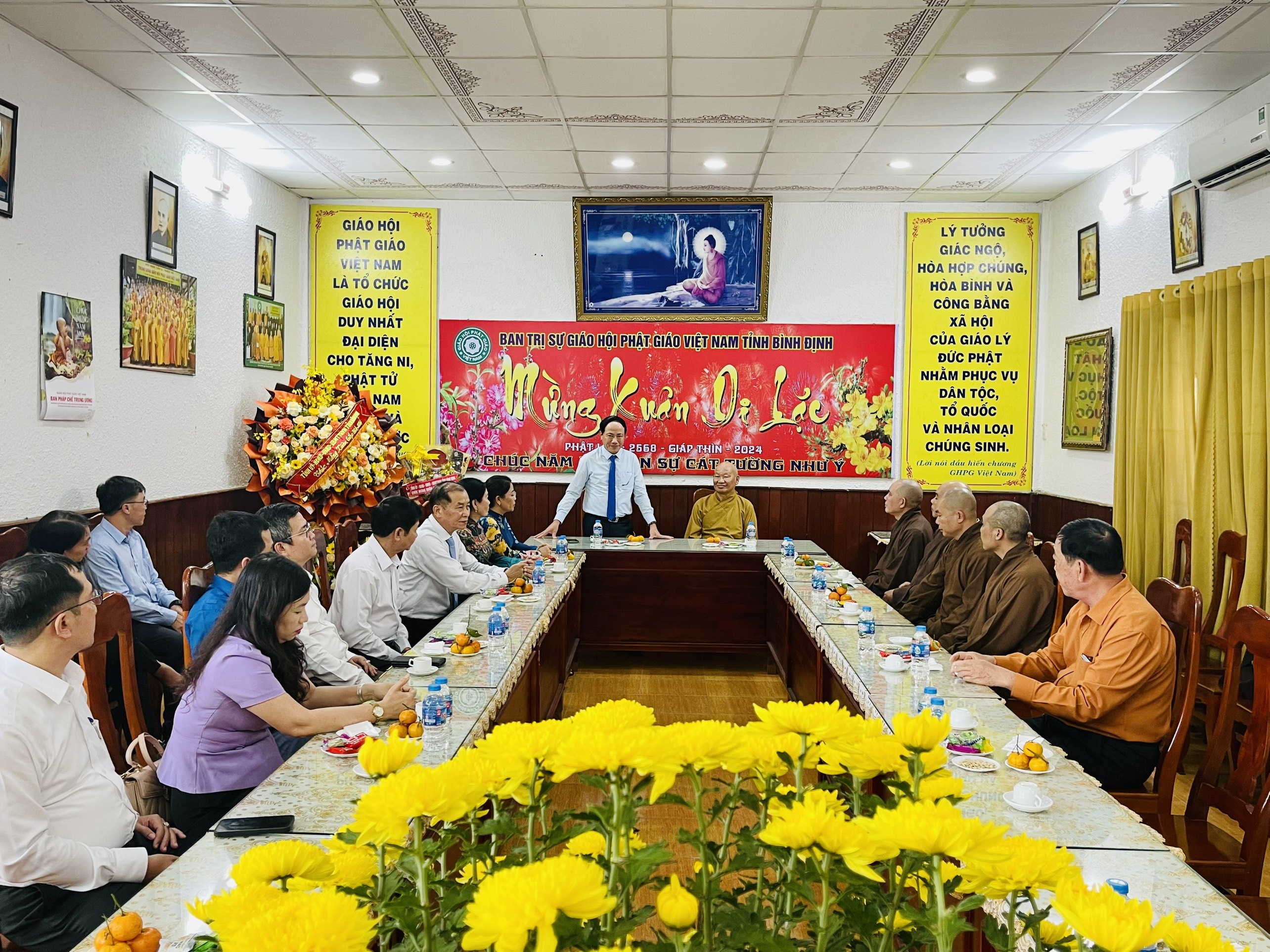 Lãnh đạo chính quyền tỉnh Bình Định, thăm và chúc Tết Ban Trị sự Phật giáo tỉnh.